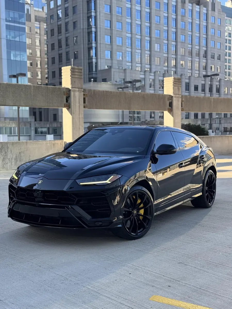 Valenci Supercars 2022 Lamborghini Urus rental Chicago